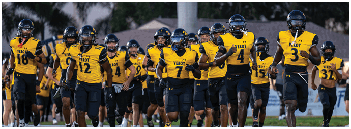 A group of people wearing yellow and black football uniforms are running together on a field. Descripci n generada con IA