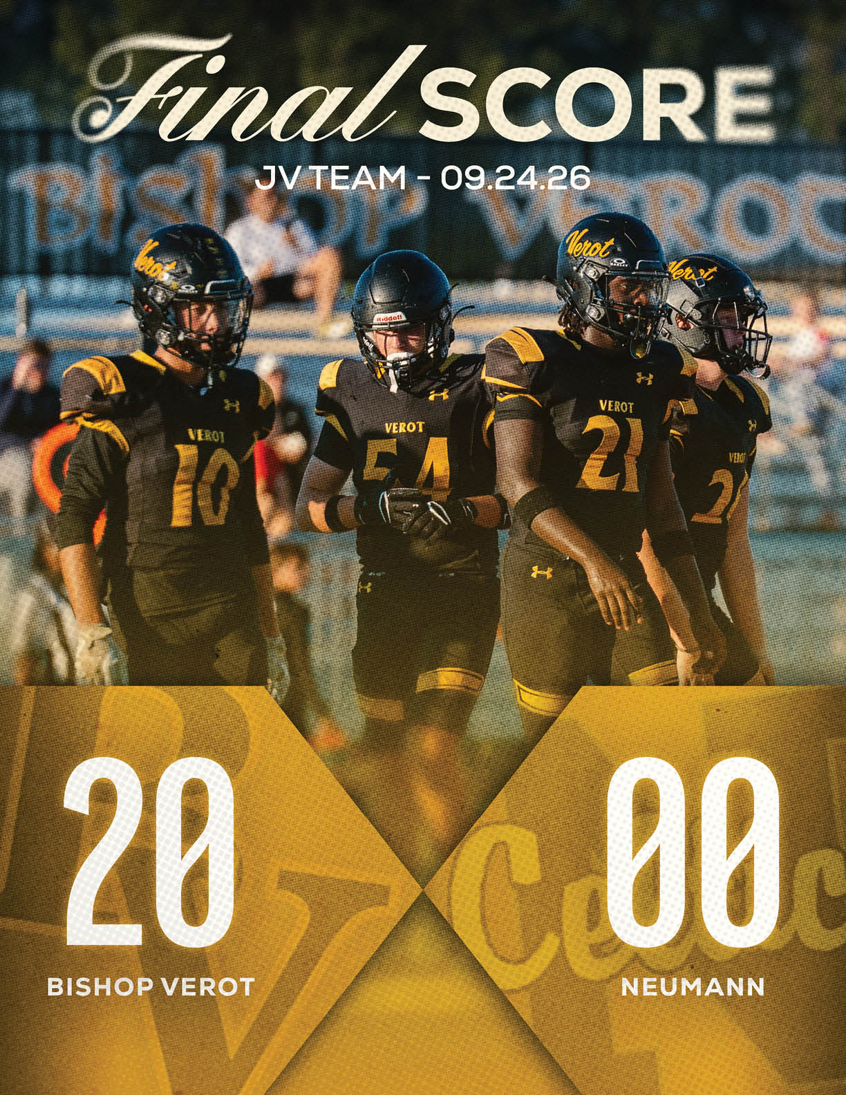 Four people in black and yellow football uniforms stand on a field with a scoreboard showing a final score for a JV team game. Descripci n generada con IA