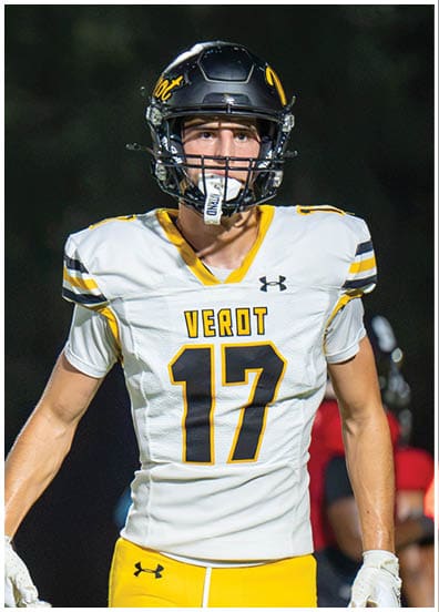 Person wearing a white and yellow football jersey with the number 17 and a black helmet standing on a field. Descripci n generada con IA