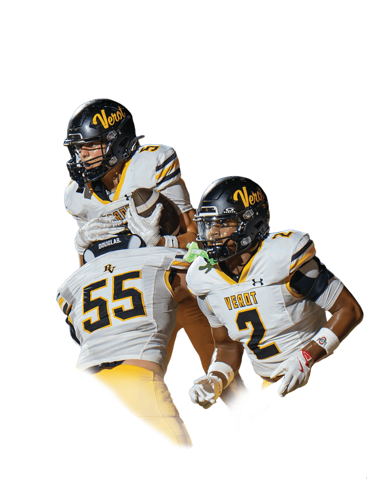 Three football players in white and yellow uniforms with black helmets are actively engaged in a play on a nighttime field. Descripci n generada con IA