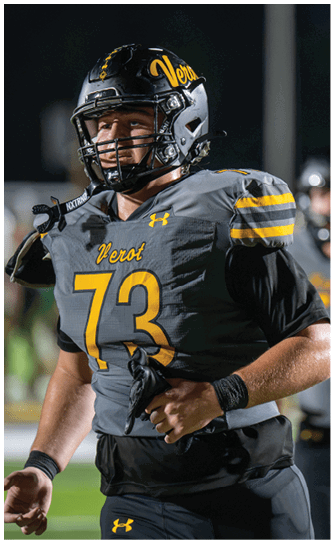A person wearing a black and yellow football uniform with the number 73 and the word Verot on the jersey is standing on a field during a game. Descripci n generada con IA