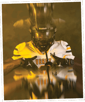 A person wearing a football helmet and jersey with the word “VERET" is making hand gestures while wearing gloves with a Jordan logo. Descripci n generada con IA