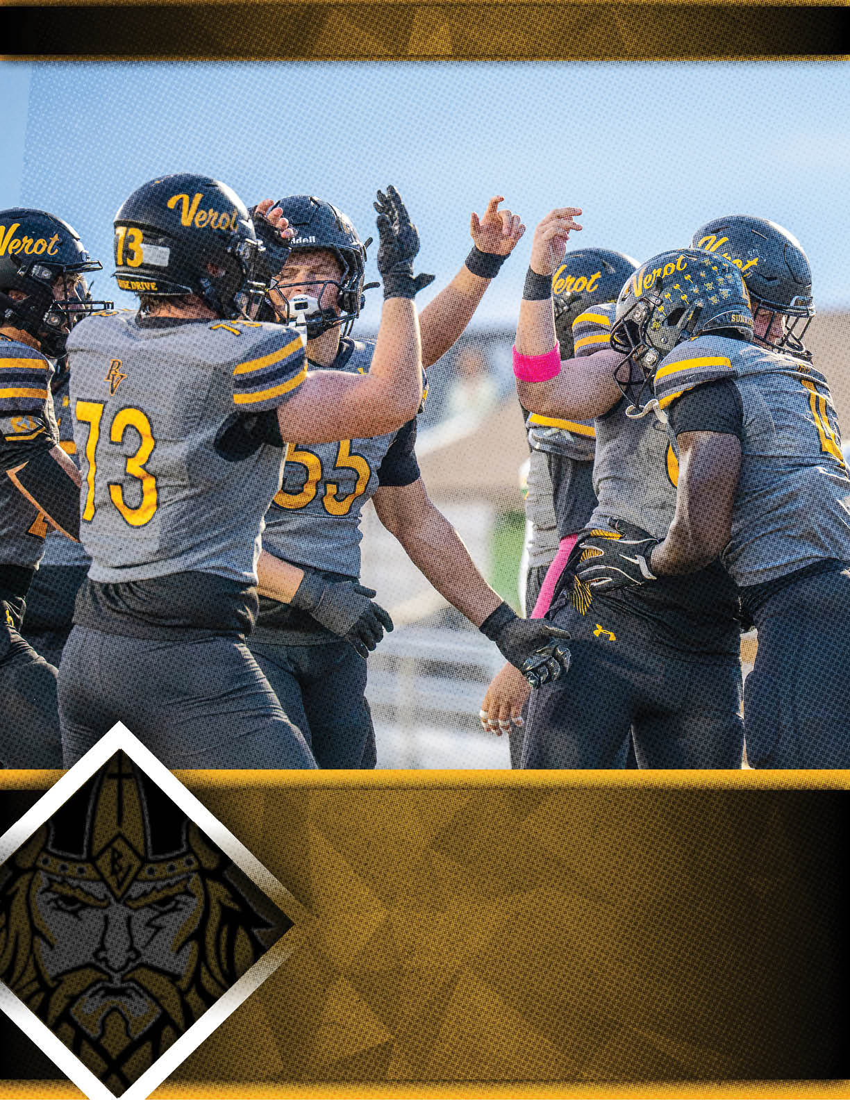 A group of football players wearing gray and yellow uniforms with helmets are celebrating together on the field. Descripci n generada con IA