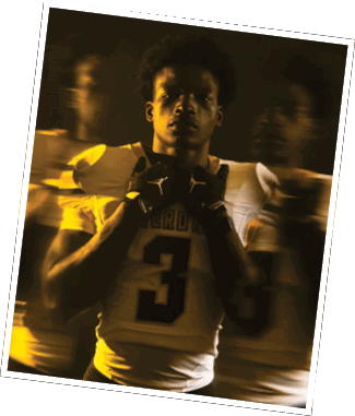 Two people wearing white sports jerseys with the number three visible on one, illuminated by warm yellow lighting. Descripci n generada con IA