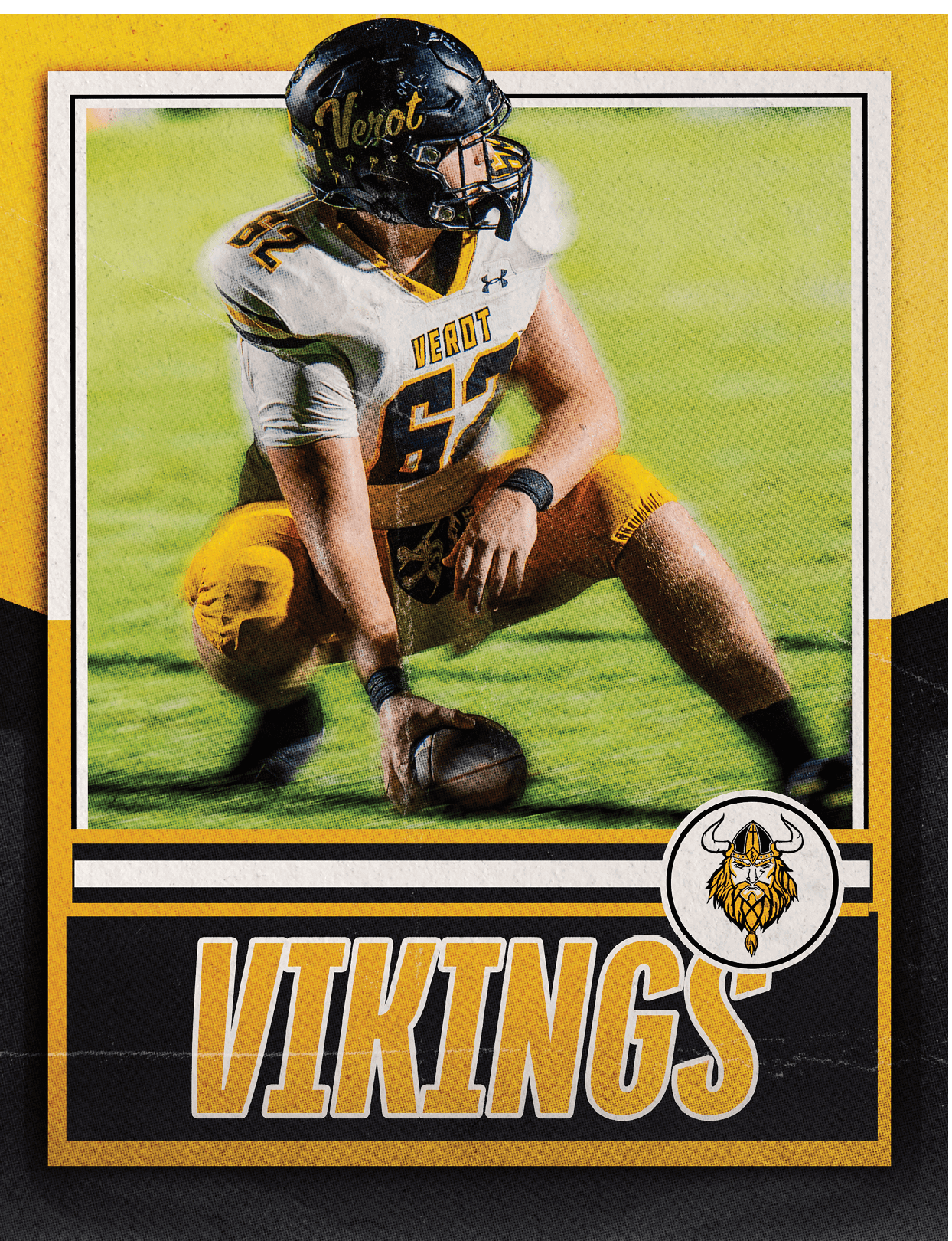 A person in a football uniform with a helmet is crouched on a field holding a football, with the word Vikings and a Viking helmet logo displayed below. Descripci n generada con IA
