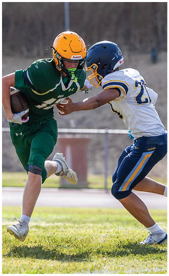 A football player catching a ball. Description generated by AI