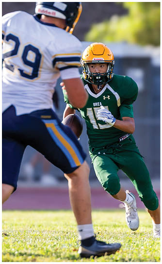 A football player catching a ball. Description generated by AI
