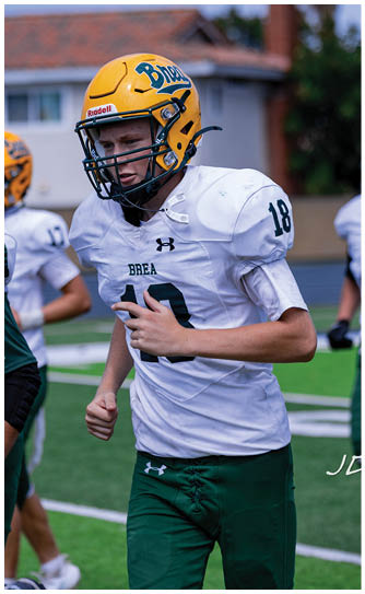 A football player catching a ball. Description generated by AI