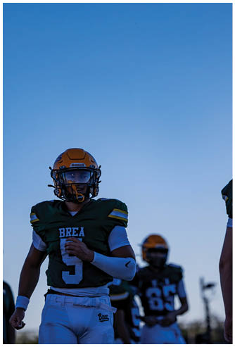 A football player running on the field. Description generated by AI