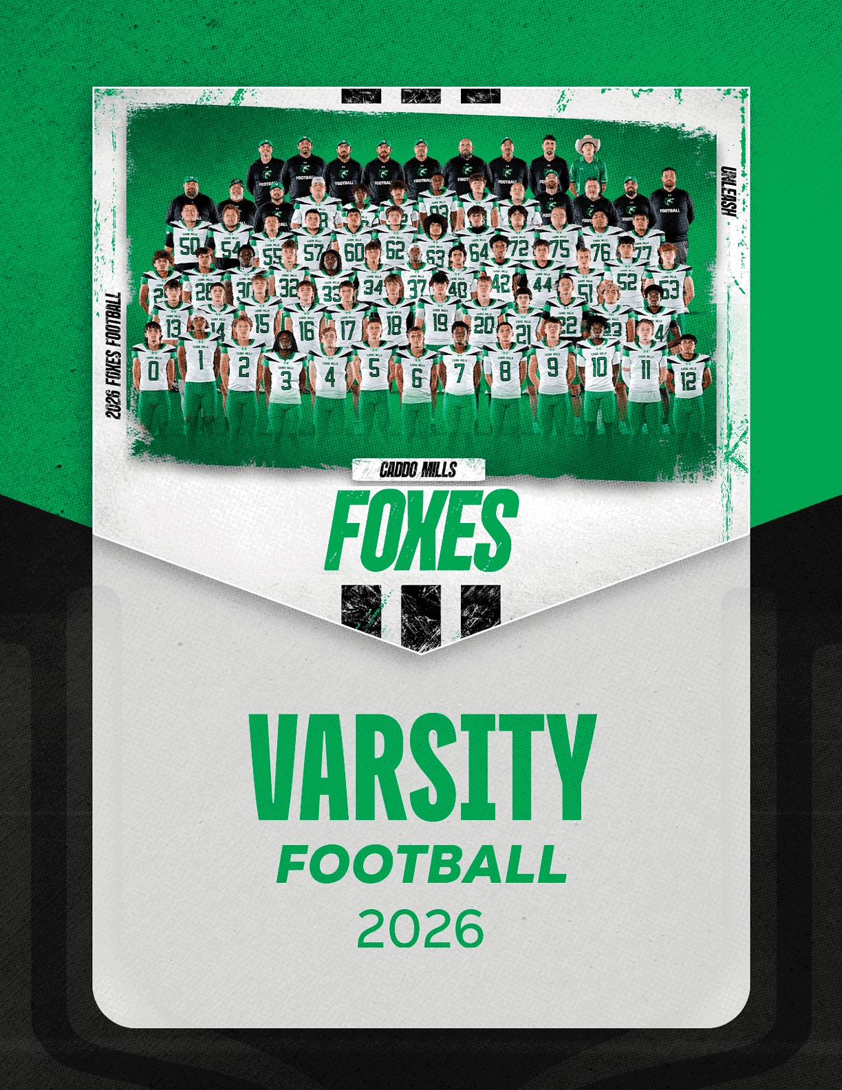 A large group of people wearing football uniforms and coaches in black attire pose together on a green field with text reading Foxes Varsity Football 2026. Descripci n generada con IA