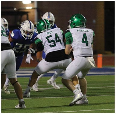 A person wearing a green helmet and white football jersey with the name Ponton and number 4 is preparing to throw a football during a game. Descripci n generada con IA