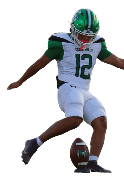A person wearing a green helmet and white sports uniform is kicking a football on a field. Descripci n generada con IA
