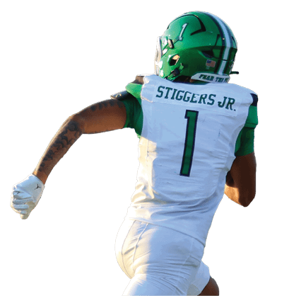 A person wearing a green helmet and white football uniform with the number 1 is running on a football field. Descripci n generada con IA