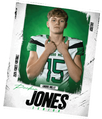 A person wearing a green and white sports jersey is holding the collar of the jersey against a green background with the word “UNLEASH" written vertically on the right side. Descripci n generada con IA