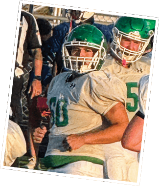 A person wearing a green and white sports jersey is holding the collar of the jersey against a green background with the word “UNLEASH" written vertically on the right side. Descripci n generada con IA