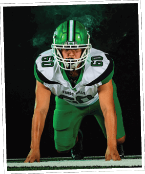 A person wearing a green helmet and black sports uniform with the number 15 is standing on a football field at night. Descripci n generada con IA