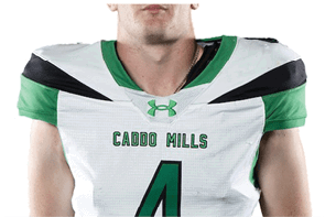 A person wearing a white and green football jersey with the text “CADDO MILLS" and the number 4 on the front. Descripci n generada con IA