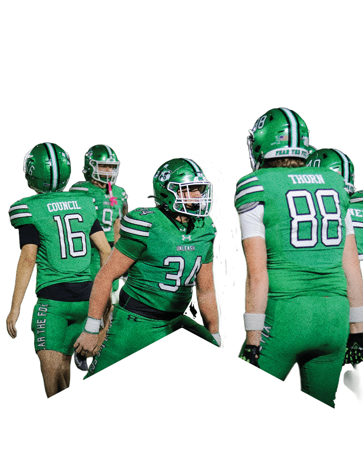 People in green football uniforms are on a field at night, with one person in a crouched, ready position facing another standing person. Descripci n generada con IA