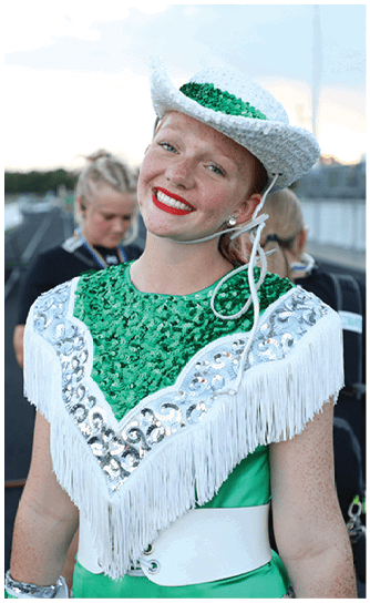 Person wearing a white sequined hat with a green sequined band, showing part of their face with light-colored eyes and freckles. Descripci n generada con IA