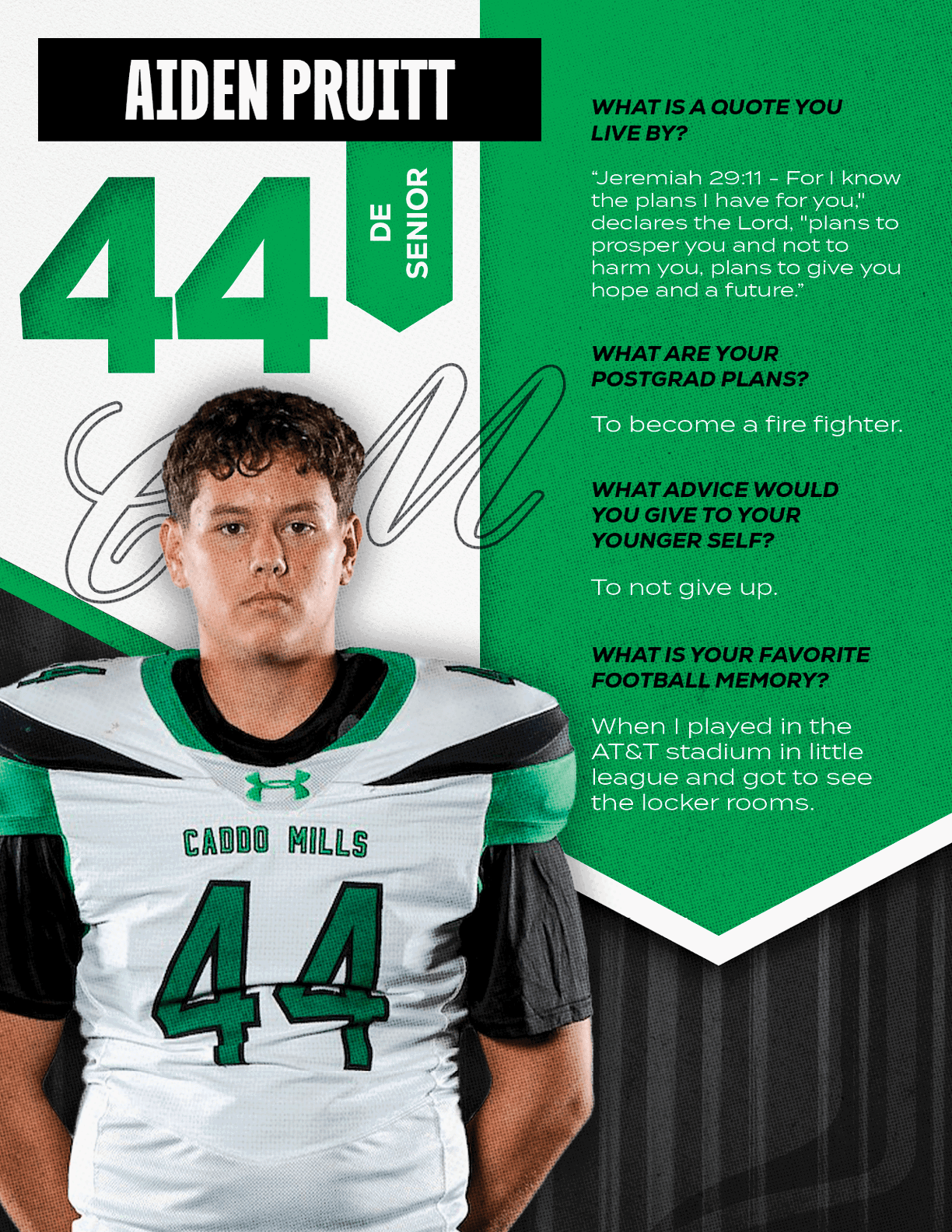 A person wearing a white and green football jersey with the number 44 stands next to text detailing their name, senior status, a motivational quote, post-graduation plans to become a firefighter, advice to younger self, and a favorite football memory. Descripci n generada con IA