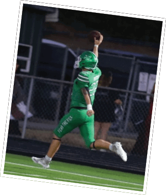 A person wearing a green and white sports jersey is holding the collar of the jersey against a green background with the word “UNLEASH" written vertically on the right side. Descripci n generada con IA