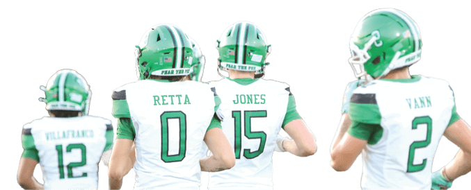 Four people wearing green and white football uniforms with helmets are walking on a field, with names and numbers visible on their jerseys. Descripci n generada con IA