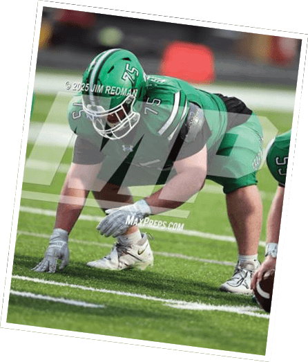 A person in green football gear and helmet is crouched in a ready stance on a grassy field. Descripci n generada con IA