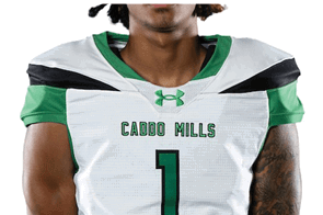 Person wearing a white and green football jersey with the text “CADDO MILLS" and the number one on the front. Descripci n generada con IA