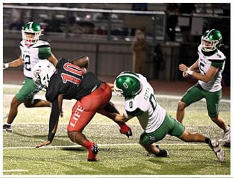 A group of people in green and white sports uniforms are attempting to tackle a person in a black and red uniform on a football field during a game. Descripci n generada con IA