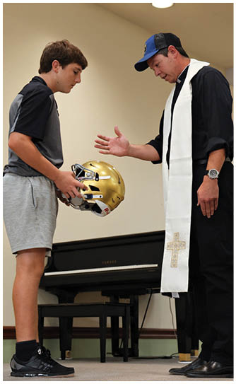 A football player catching a ball. Description generated by AI