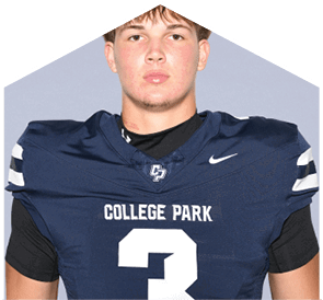 A person with short, tousled hair is wearing a dark blue football jersey with the number three and the words College Park on the front. Descripci n generada con IA