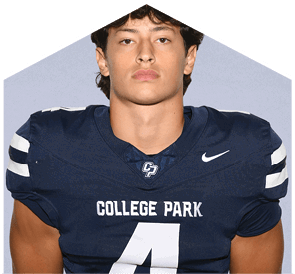 Person with curly hair wearing a dark blue football jersey with the number 4 and the words “College Park" on the front. Descripci n generada con IA