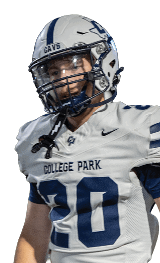 A person wearing a white football uniform with the number 20 and the words “College Park" stands on a football field at night. Descripci n generada con IA