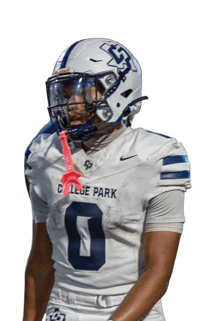 A person wearing a white football uniform with the number zero and a helmet stands on a field at night. Descripci n generada con IA