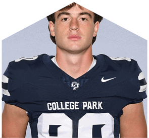 Person with curly hair wearing a dark blue football jersey with the number 4 and the words “College Park" on the front. Descripci n generada con IA