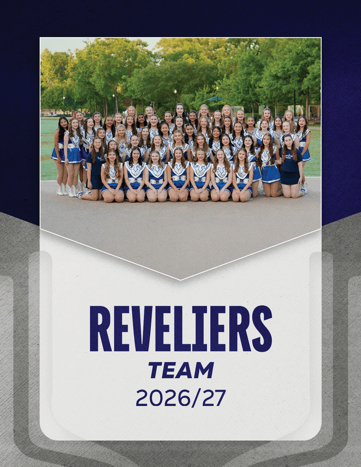 A large group of people wearing coordinated blue and white cheerleading uniforms pose outdoors on a paved area with trees in the background, above the text reading Reveliers Team 2026/27. Descripci n generada con IA