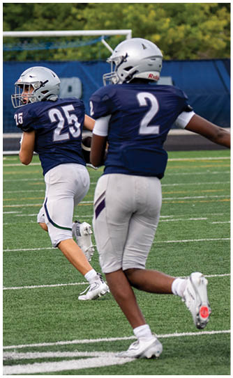 A person wearing a blue football jersey with the number 45 and a white helmet is standing outdoors. Descripci n generada con IA