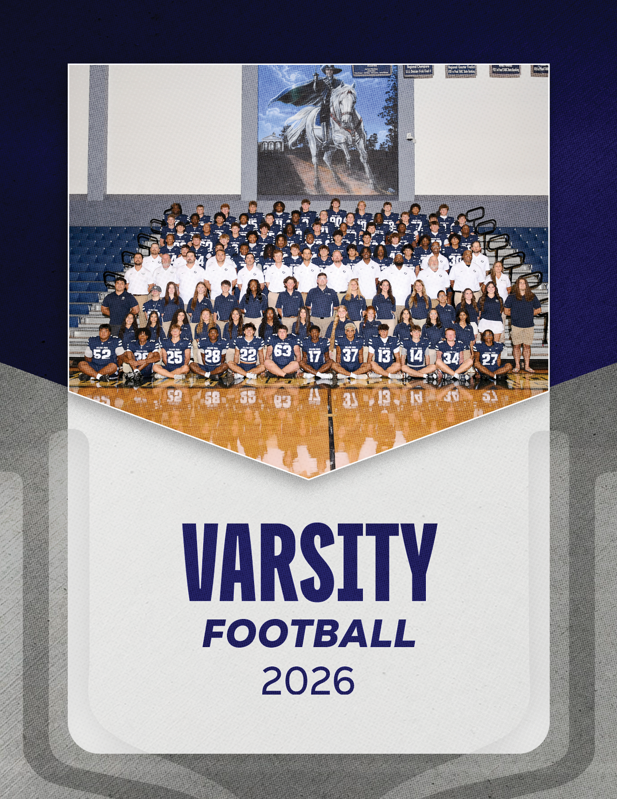 A large group of people wearing matching sports uniforms and casual clothing pose together on bleachers inside a gymnasium with a banner below reading Varsity Football 2026. Descripci n generada con IA