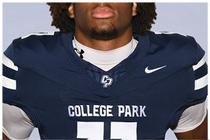 A person wearing a navy blue football jersey with white stripes on the shoulders and the words “COLLEGE PARK" above the number 11. Descripci n generada con IA