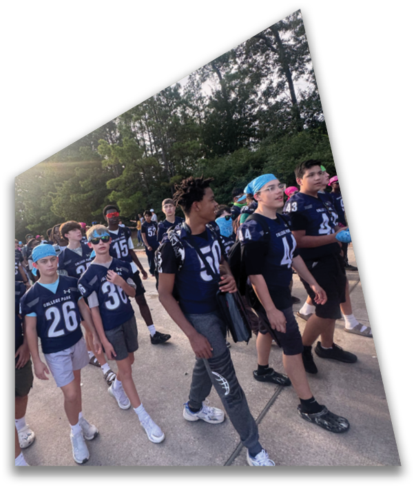 A group of people wearing matching sports jerseys and athletic shoes are walking together on a paved surface outdoors. Descripci n generada con IA