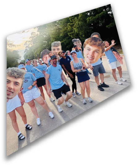 A group of people wearing casual shoes and sandals stand on a concrete surface with their legs and feet visible. Descripci n generada con IA