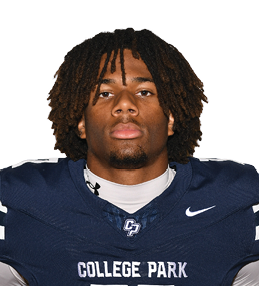 Person with medium-length dreadlocks wearing a dark blue football jersey with “College Park" written on the front. Descripci n generada con IA
