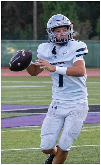A person wearing a blue football jersey with the number 45 and a white helmet is standing outdoors. Descripci n generada con IA
