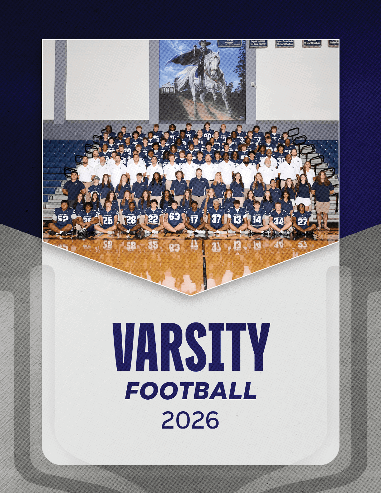 A large group of people wearing matching sports uniforms and casual clothing pose together on bleachers inside a gymnasium with a banner below reading Varsity Football 2026. Descripci n generada con IA