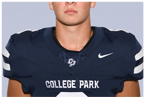 A person wearing a navy blue football jersey with the words “College Park" and a Nike logo on the front. Descripci n generada con IA