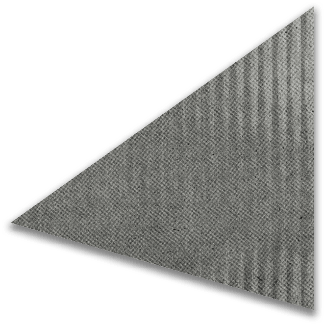 A close-up of a textured gray triangular fabric with subtle vertical stripes and a shadow on a white background. Descripci n generada con IA