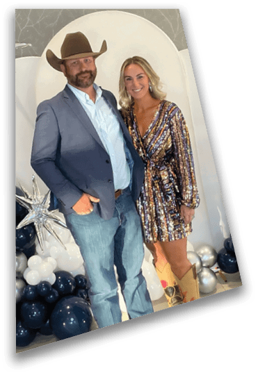 Two people wearing casual shoes and shorts or pants are standing on a textured surface with a white line on the left side. Descripci n generada con IA