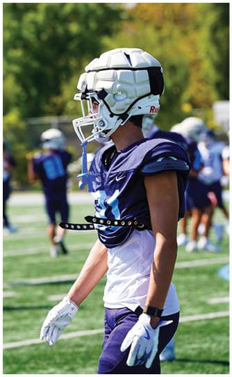 A football player catching a ball. Description generated by AI