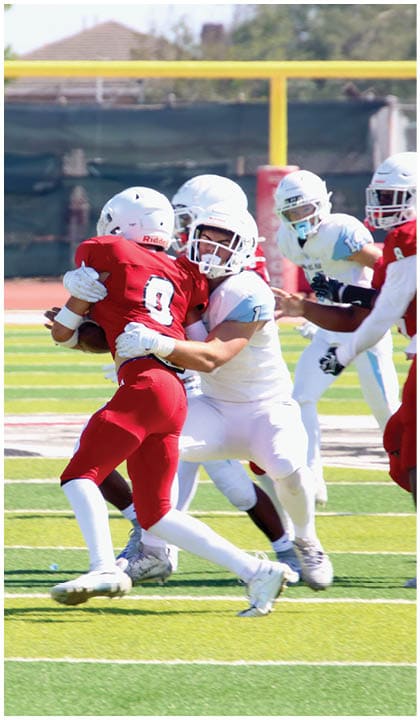 A football player catching a ball. Description generated by AI