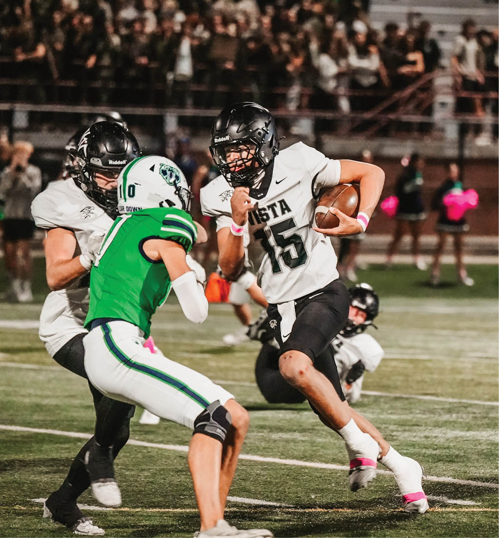 A football player in a green jersey is running with the ball. Description generated by AI